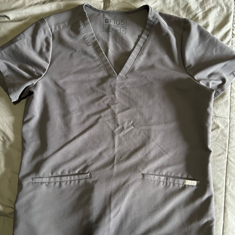 FIGS Charcoal casma 3-pocket scrub top